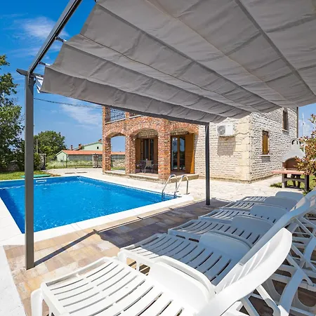 Aldore In Central Istria For 6 Persons With Private Pool ヴィラ Čabrunići